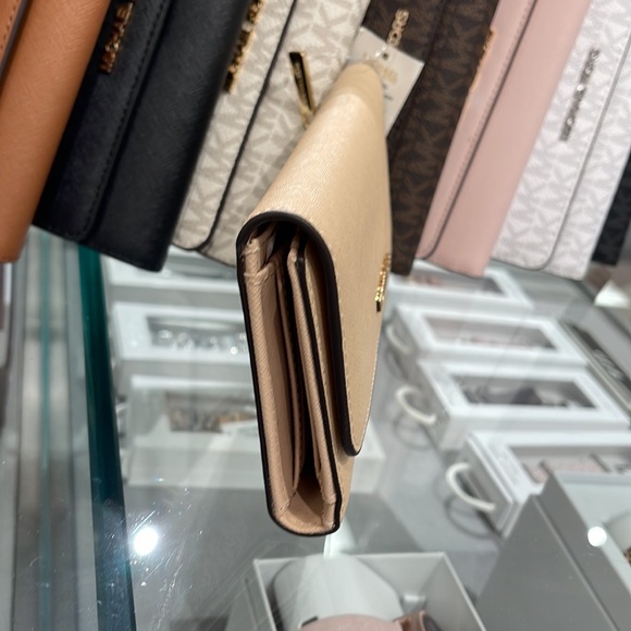 MICHAEL KORS JET SET TRAVEL LARGE TRIFOLD WALLET BUFF COLOR - Picture 3 of 16